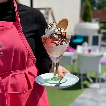 M 3 Bed and breakfast